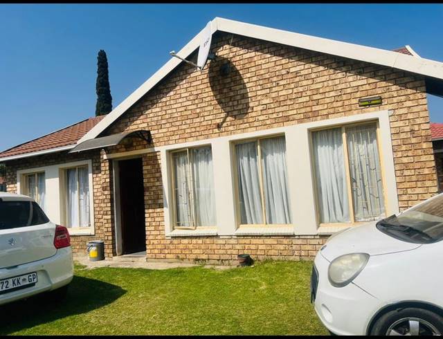 2 BEDROOM TOWNHOUSE FOR SALE IN RHODESFIELD
